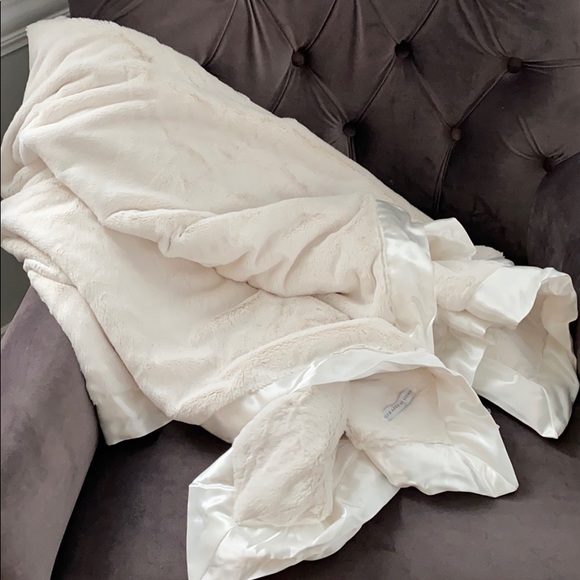 GIRAFFE AT HOME NWT Luxe Throw Luxe - Picture 8 of 9